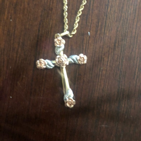 14kt gold 18 in rope chain with tri color cross - Picture 3 of 4